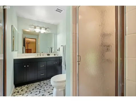 17435 Crownview Drive Gladstone OR 97027