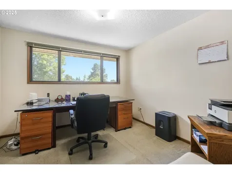 17435 Crownview Drive Gladstone OR 97027