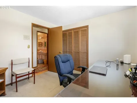 17435 Crownview Drive Gladstone OR 97027