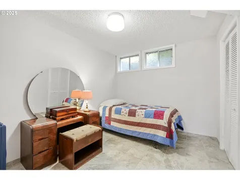 17435 Crownview Drive Gladstone OR 97027