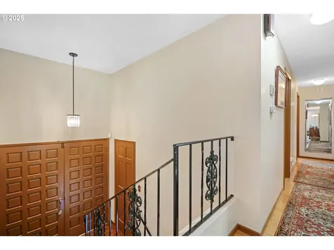 17435 Crownview Drive Gladstone OR 97027