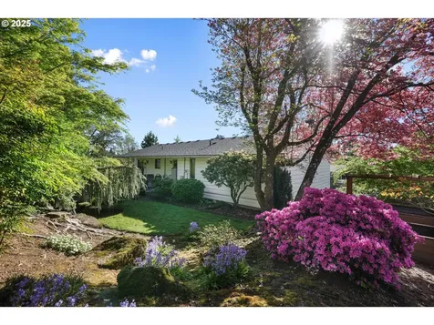 17435 Crownview Drive Gladstone OR 97027