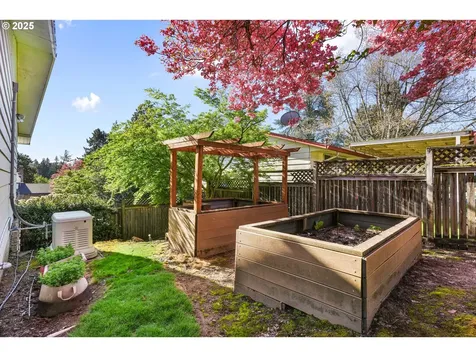 17435 Crownview Drive Gladstone OR 97027