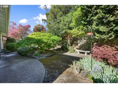 17435 Crownview Drive Gladstone OR 97027