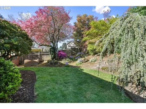 17435 Crownview Drive Gladstone OR 97027