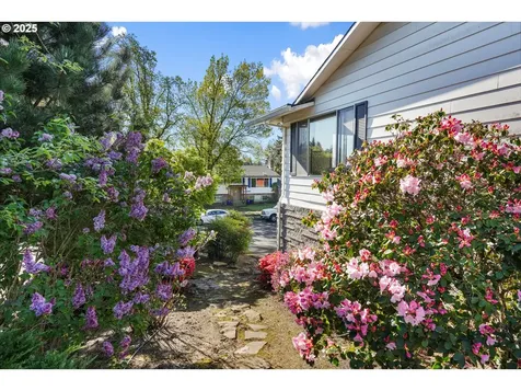 17435 Crownview Drive Gladstone OR 97027