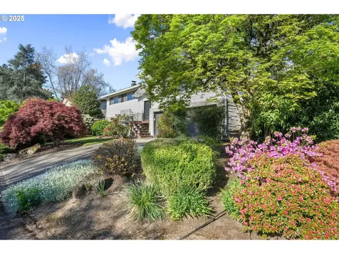 17435 Crownview Drive Gladstone OR 97027