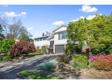 17435 Crownview Drive Gladstone OR 97027