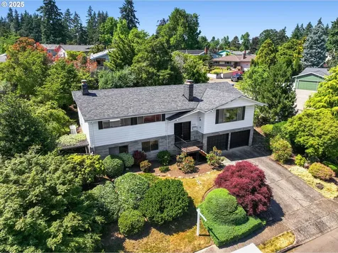 17435 Crownview Drive Gladstone OR 97027