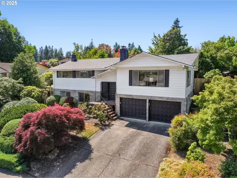 17435 Crownview Drive Gladstone OR 97027