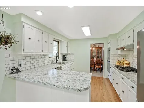 17435 Crownview Drive Gladstone OR 97027