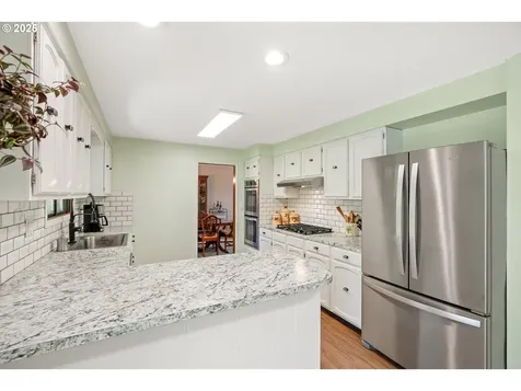 17435 Crownview Drive Gladstone OR 97027
