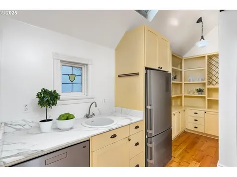 2664 NW Thurman Street Portland OR 97210