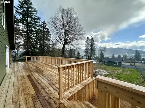 563 Oak Terrace Sutherlin OR 97479