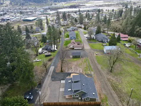 563 Oak Terrace Sutherlin OR 97479