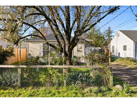 7645 SE Henderson Street Portland OR 97206
