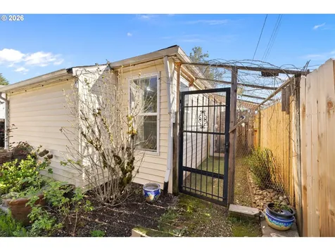 7645 SE Henderson Street Portland OR 97206