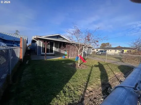 907 Greenwood Avenue Reedsport OR 97467