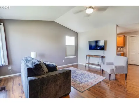 1042 18th Avenue SE Albany OR 97322