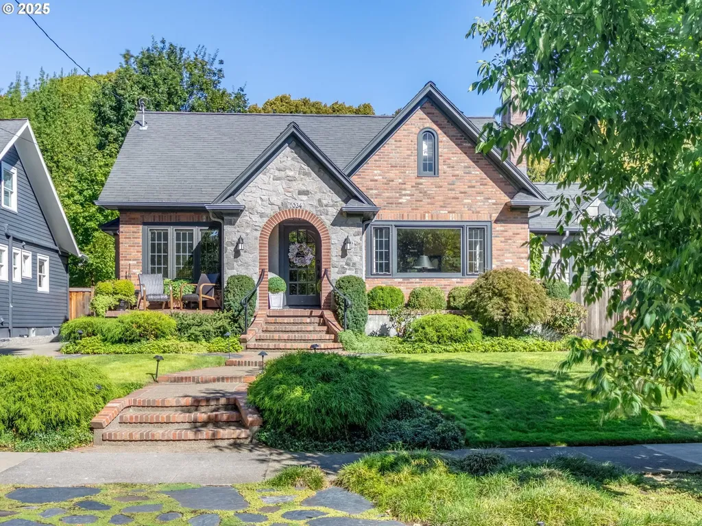 7034 SE 32nd Avenue Portland OR 97202