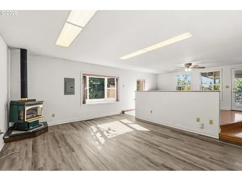 512 W D Street Springfield OR 97477