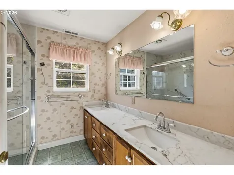 512 W D Street Springfield OR 97477