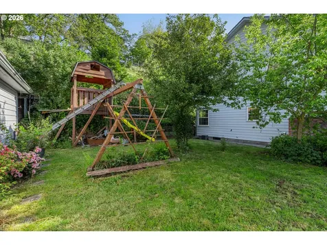 512 W D Street Springfield OR 97477