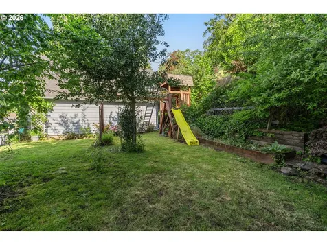 512 W D Street Springfield OR 97477