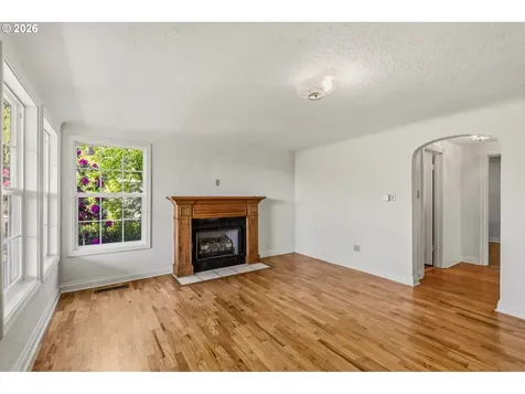 512 W D Street Springfield OR 97477
