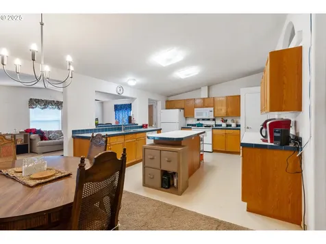 1637 W Hayes Street Woodburn OR 97071