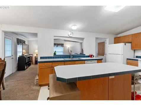 1637 W Hayes Street Woodburn OR 97071