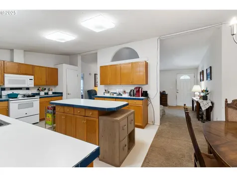 1637 W Hayes Street Woodburn OR 97071