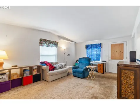 1637 W Hayes Street Woodburn OR 97071