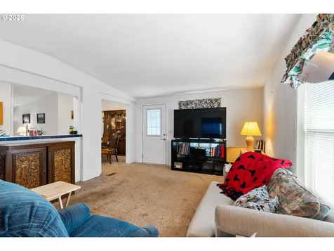 1637 W Hayes Street Woodburn OR 97071