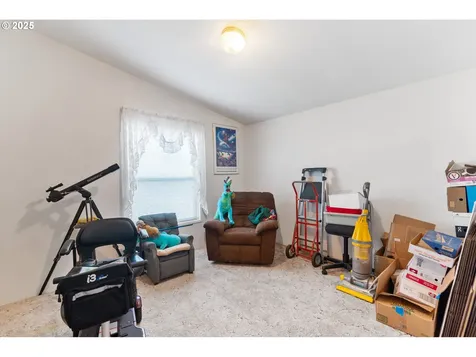 1637 W Hayes Street Woodburn OR 97071