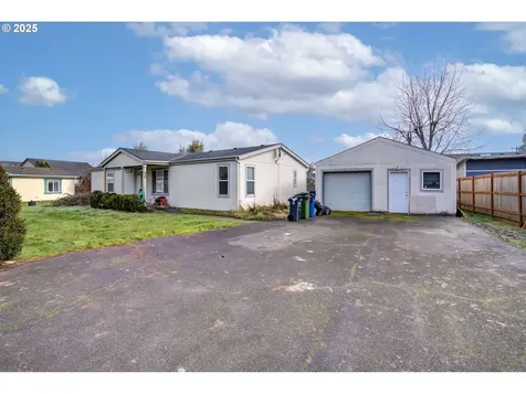 1637 W Hayes Street Woodburn OR 97071