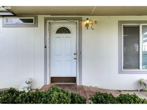 1637 W Hayes Street Woodburn OR 97071