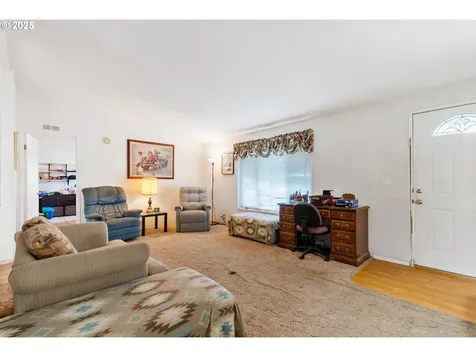 1637 W Hayes Street Woodburn OR 97071