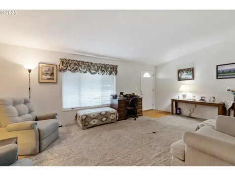 1637 W Hayes Street Woodburn OR 97071