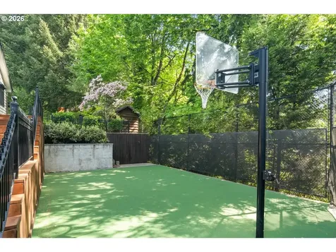 5828 SW Cheltenham Drive Portland OR 97239