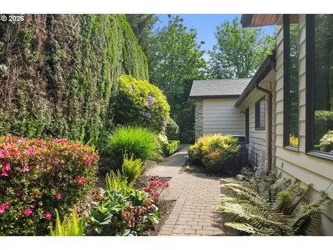 5828 SW Cheltenham Drive Portland OR 97239