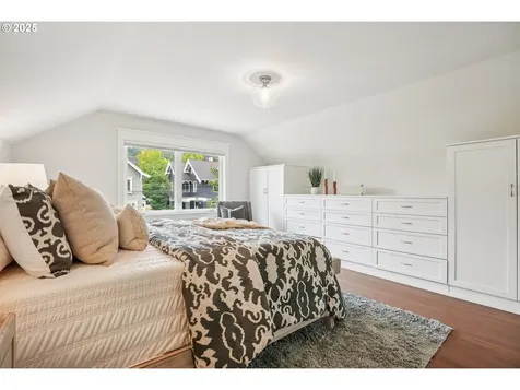 2423 NW Northrup Street Portland OR 97210