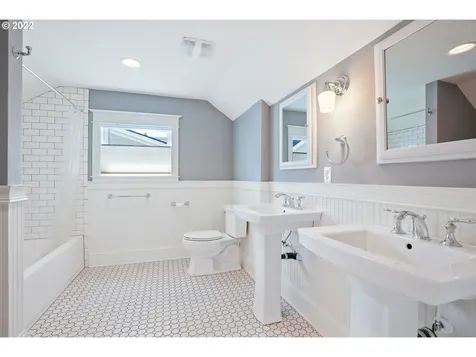 2423 NW Northrup Street Portland OR 97210