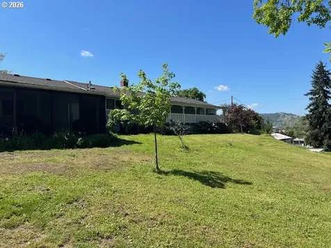 207 NE Spencer Court Roseburg OR 97470