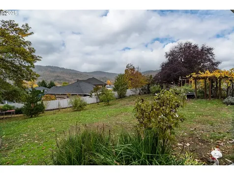 207 NE Spencer Court Roseburg OR 97470