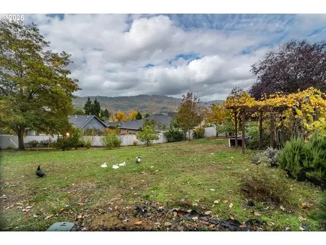 207 NE Spencer Court Roseburg OR 97470