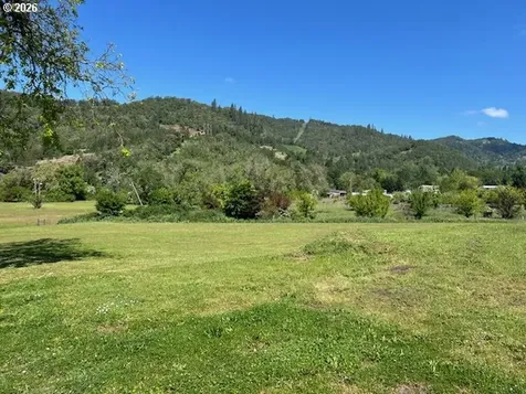 207 NE Spencer Court Roseburg OR 97470