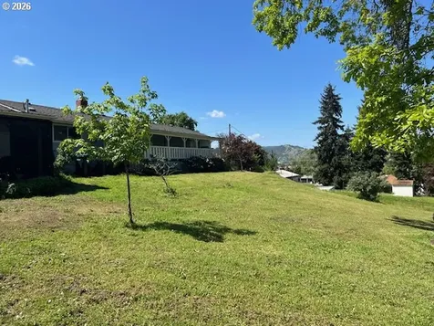 207 NE Spencer Court Roseburg OR 97470