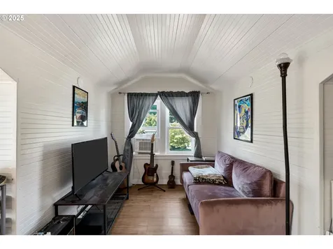 402 SE 75th Avenue Portland OR 97215