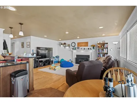 1910 Lincoln Street North Bend OR 97459